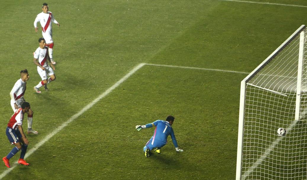 Il secondo gol del Per, segnato da Jose Paolo Guerrero all&#39; 89&#39; ( EPA)